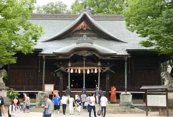 鳩が多い！縄手通隣の四柱神社