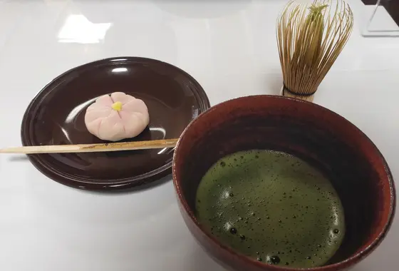 甘くないお抹茶と上生菓子はめっちゃ合う