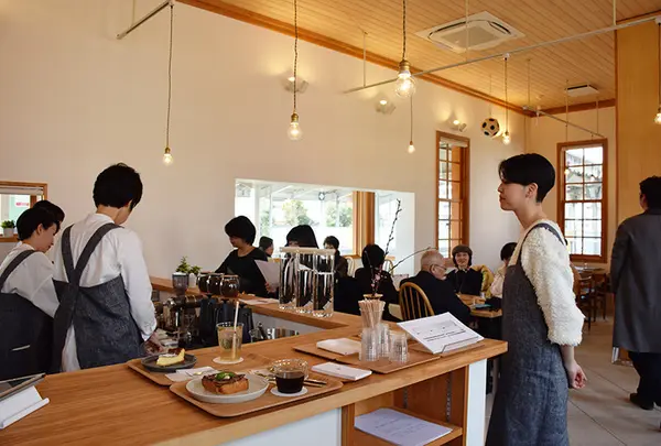 京終駅舎カフェ "ハテノミドリ"