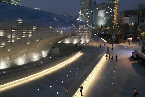 東大門 Design Plaza (동대문디자인플라자 (DDP))