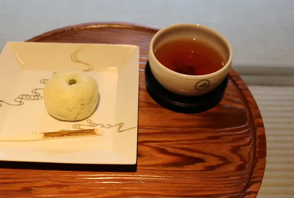 チェックイン後はお茶菓子など。