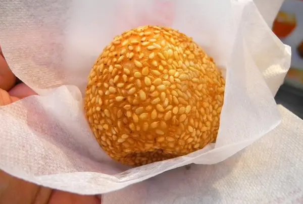 蓬莱のごま団子も旨い
