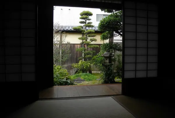 静かな佇まいの茶室