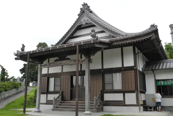 本堂へどうぞ