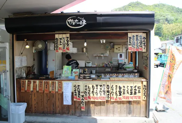 スーパーの脇にあります。