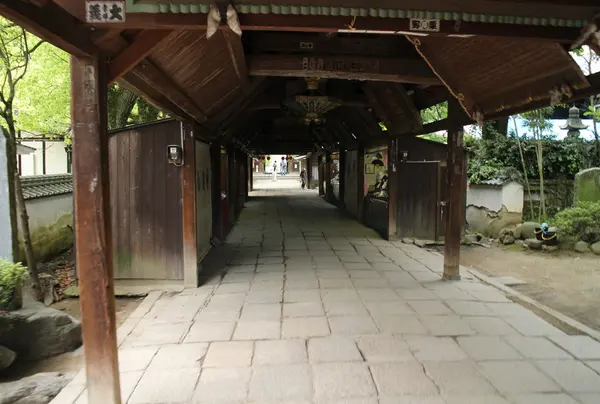 歴史を感じる参道