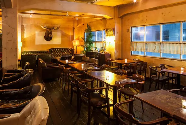 シックな雰囲気漂う店内