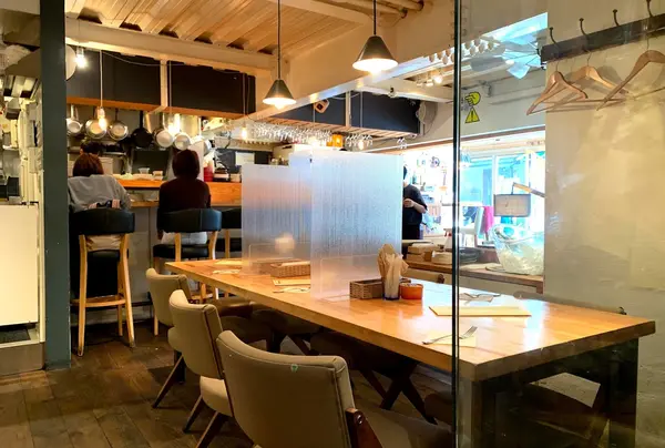 温かみのある店内
