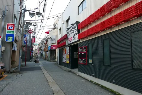 一本奥の路地には