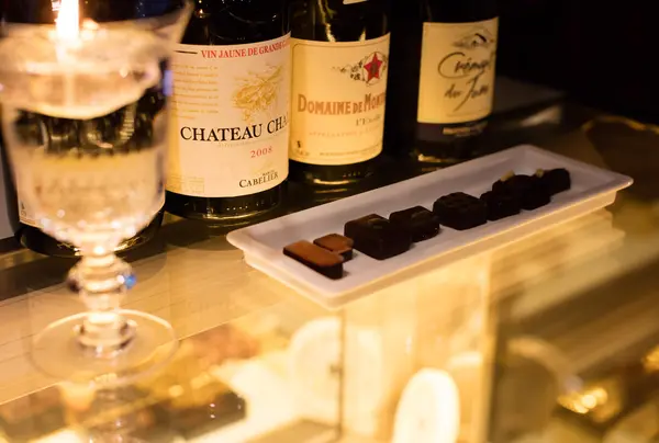 見た目の美しさだけではなく、4代にも渡って受け継がれてきたショコラはカカオにもこだわりがあり、イルサンジェーがカカオの産地に足を運び、その手で、その目で選び抜いた「フェアトレード・カカオ」のみ使用。 そして、ひとつひとつ魂を込めて、イルサンジェーのショコラは作られます。