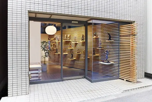 イSム