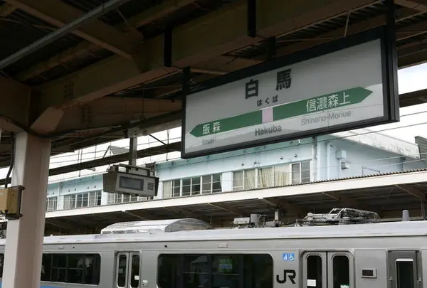 白馬駅ですれ違い待ち