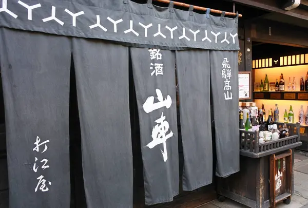 店内は外人だらけの原田酒造場