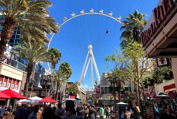 The LINQ Promenade（ザリンクプロムナード）