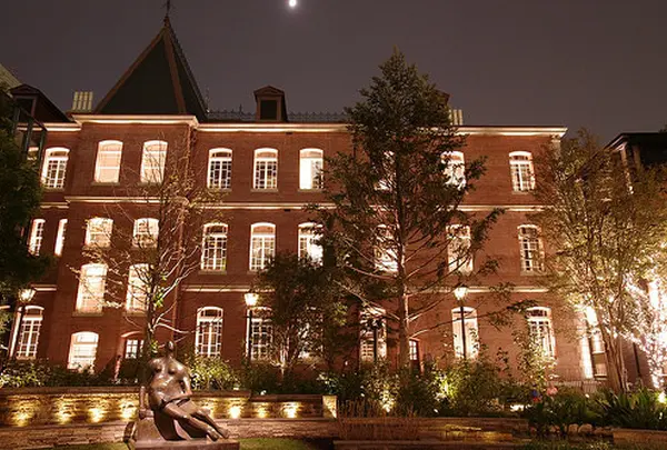 丸の内ブリックスクエア (Marunouchi BRICK SQUARE)