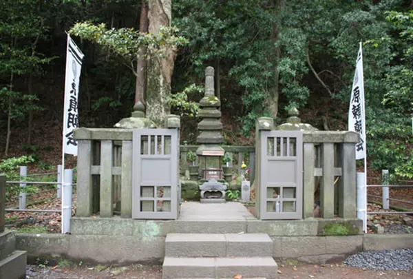源頼朝の墓