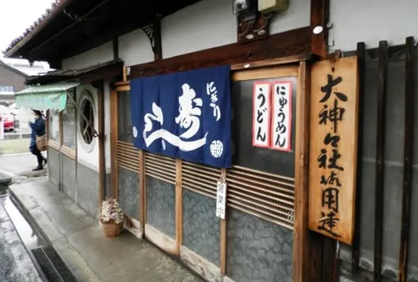 参道には三輪素麺や柿の葉寿司などのお店が軒を連ねます