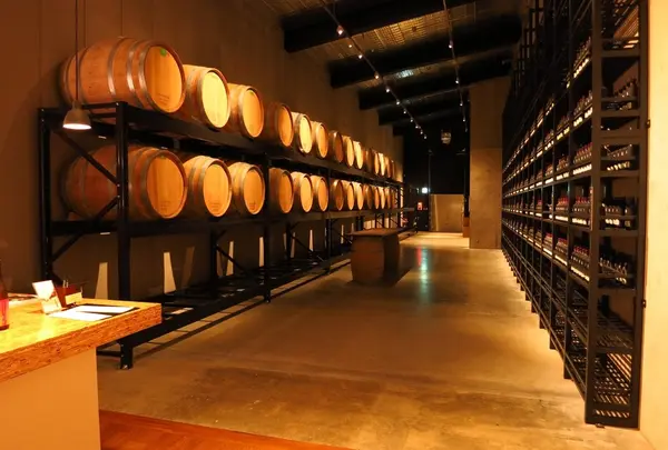 酒樽が圧巻の焼酎貯蔵庫