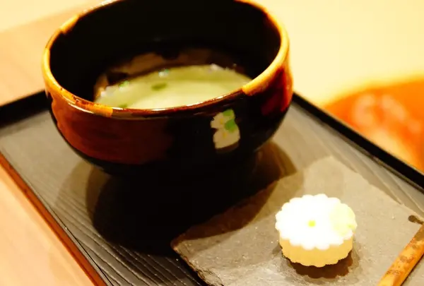 抹茶と和菓子がセットで付いてます。