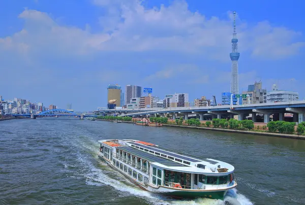 勢いよく走る水上バス