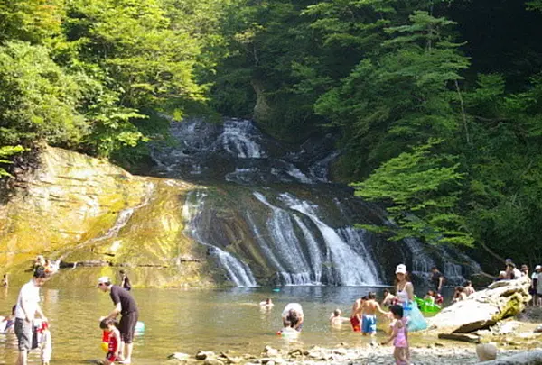 『粟又ノ滝』別称、養老の滝で天然滑り台を満喫！