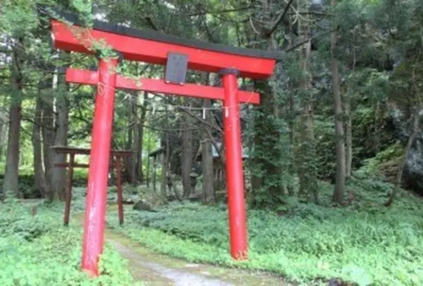 漆山神社（矢葺明神）・明神岩
