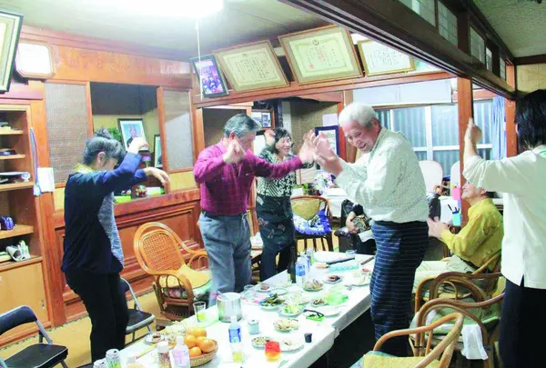 島人たちとカチャーシーで大宴会！
