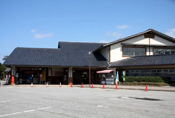 道の駅井波 いなみ木彫りの里創遊館