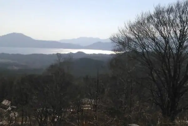 露天風呂から見る絶景！田沢湖が銀色に輝く。