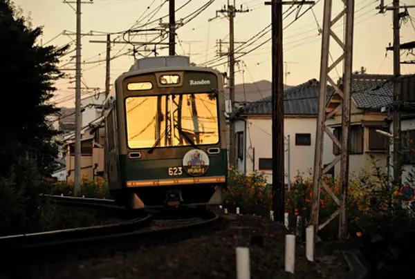 夕陽に照らされる嵐電