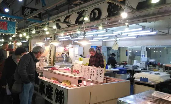 魚二水産さんで…