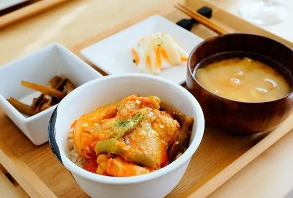 コメ カフェ アンド オサム バー