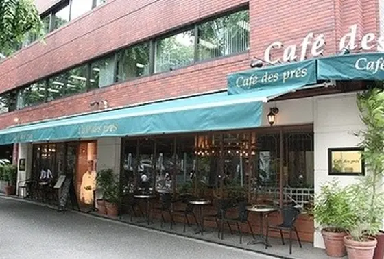 パリの街角にあるようなカフェ。