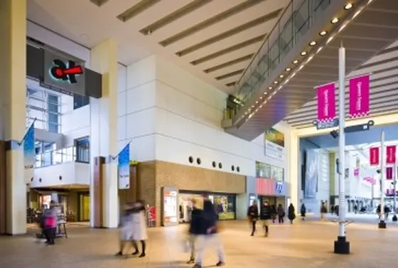 クイーンズアット