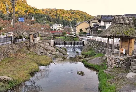 川沿いにある温泉街です。