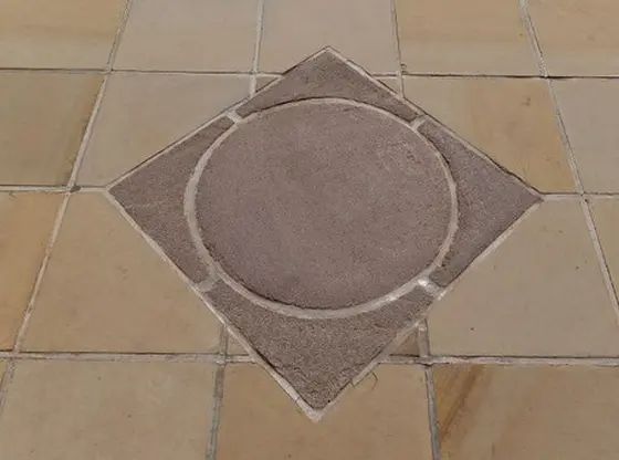 拝殿前の両性合体石