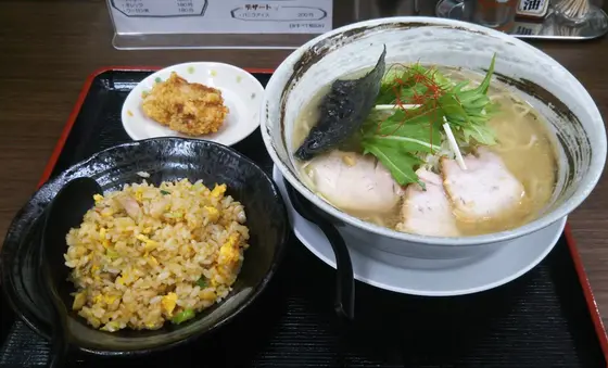 塩らぁめん＋半チャーハン＋唐揚げ