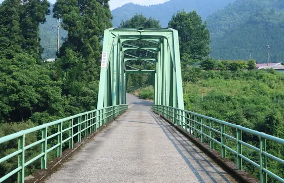 青色の橋　萱野橋