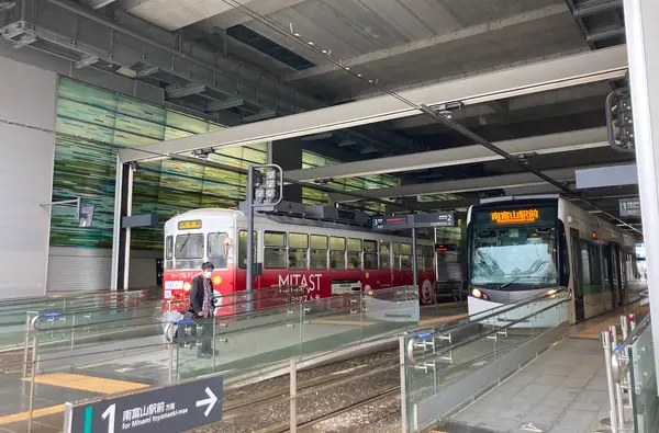 富山駅構内に市内を走る路面電車の駅舎が入り込んでます