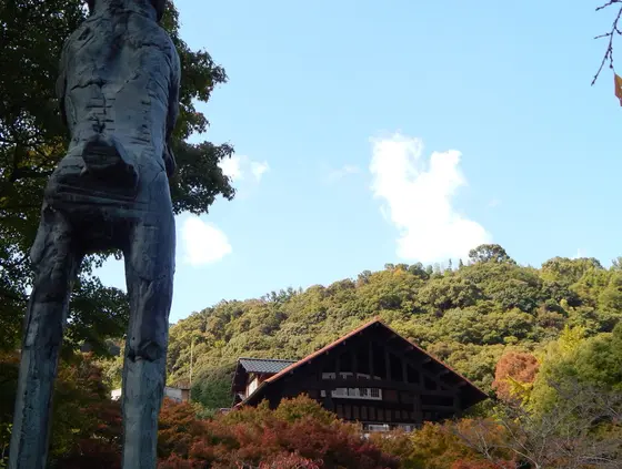 庭園から見るチューダーゴシックの本館