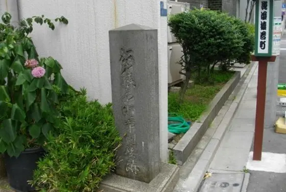 市村座跡（浅草6-18-13）には石碑が立ってます