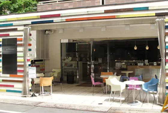 外観はカラフルな雰囲気♪