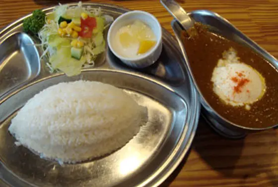 冬がいちごなら、やっぱり夏は「こおりカレー」！　アイスクリームカレーなら通年しかも予約不要でOK!