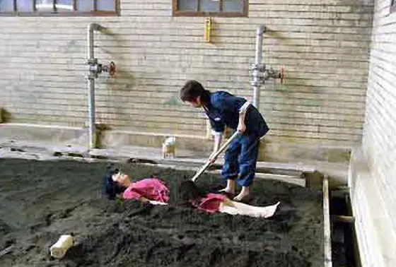 優しくて面白い女性スタッフが砂の世界に導いてくれます！