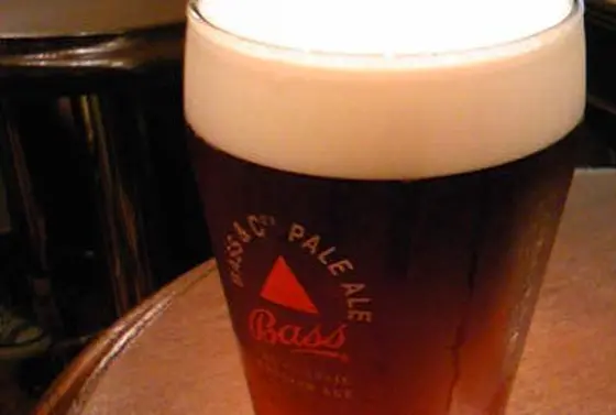 看板ビールは英国王室御用達の「バス・ペールエール」