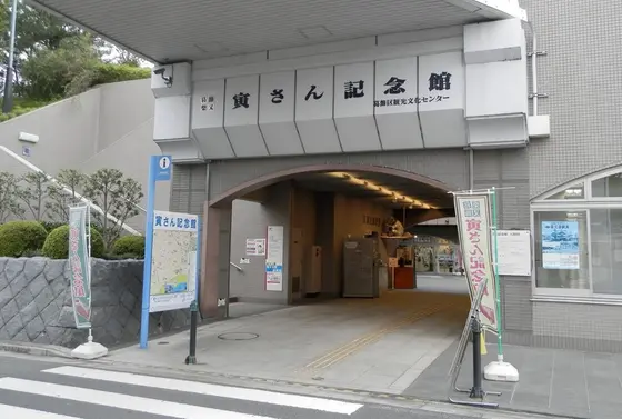 アクセスは柴又公園側からだとエレベーターの利用が便利