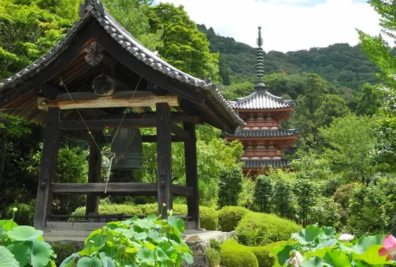 鐘撞堂と三重塔