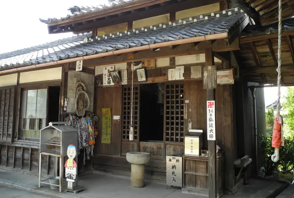 弘法堂は本堂の左