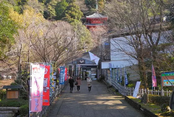 ロープウェイ乗り場はこちら