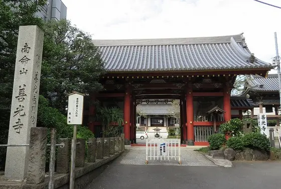 青山通りからみた仁王門